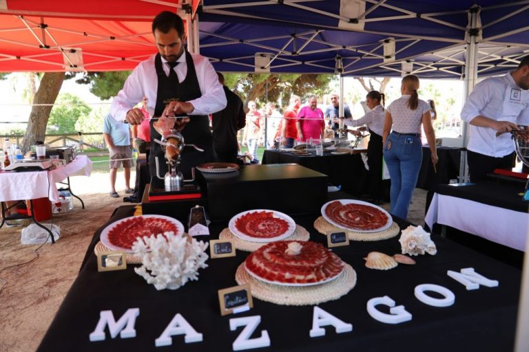 Mucho público y gran calidad en el concurso de Corte de Jamón de Mazagón