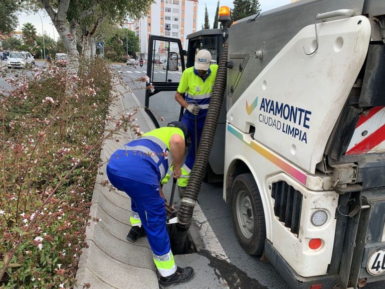 El Ayuntamiento acomete la limpieza de los imbornales en Ayamonte