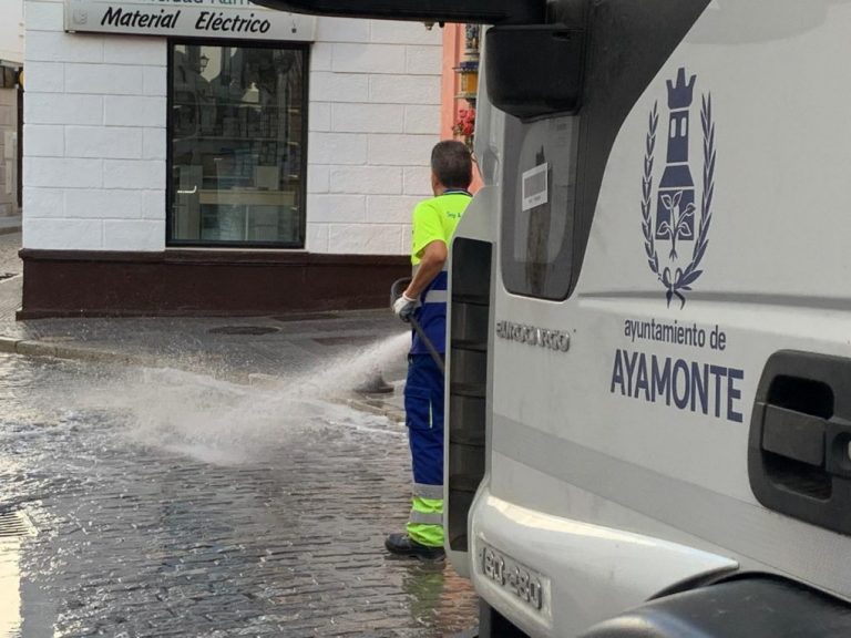 El Ayuntamiento de Ayamonte acomete un nuevo plan de choque de limpieza en el municipio
