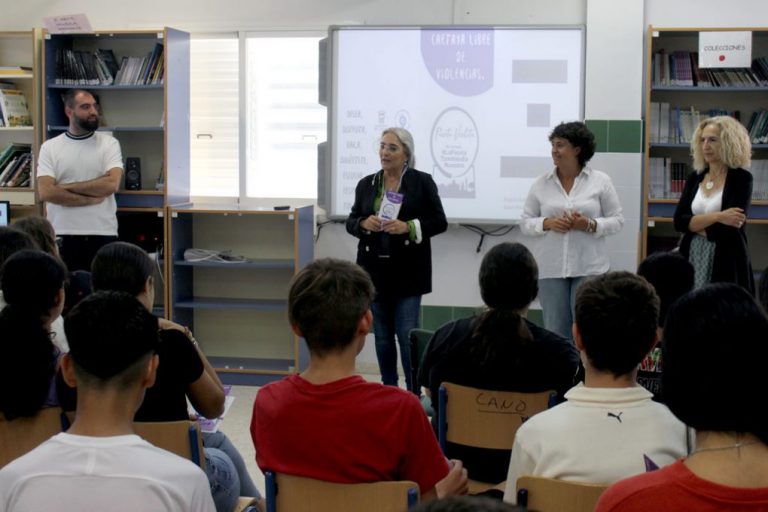Cartaya informa a los jóvenes sobre el ‘Punto Violeta’ de la Feria de Octubre para atender cualquier tipo de agresión