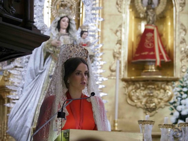 María del Mar Hernández Suárez exalta a la Virgen del Rosario en Isla Cristina