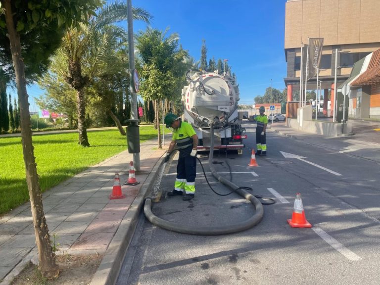 Intensifican la limpieza y el mantenimiento preventivo del alcantarillado de Huelva ante la llegada del otoño