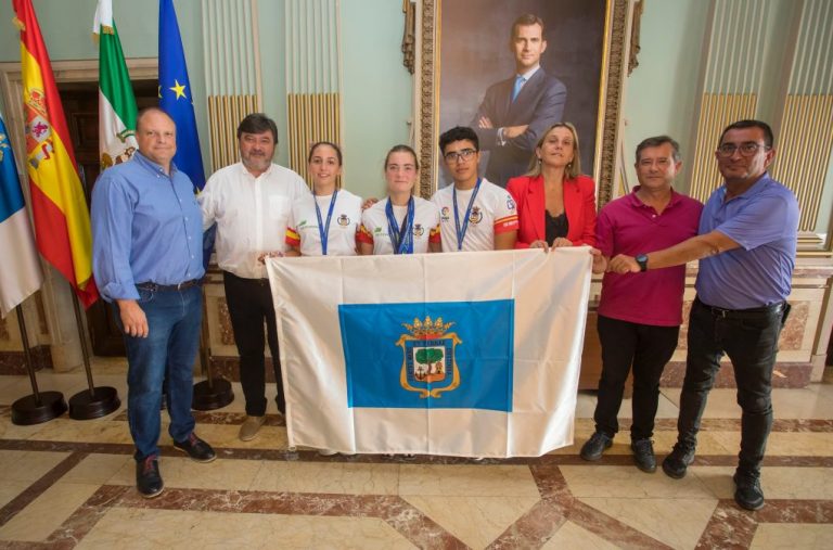 El alcalde de Huelva recibe a los arqueros más destacados del Club Asirio en el pasado Europeo
