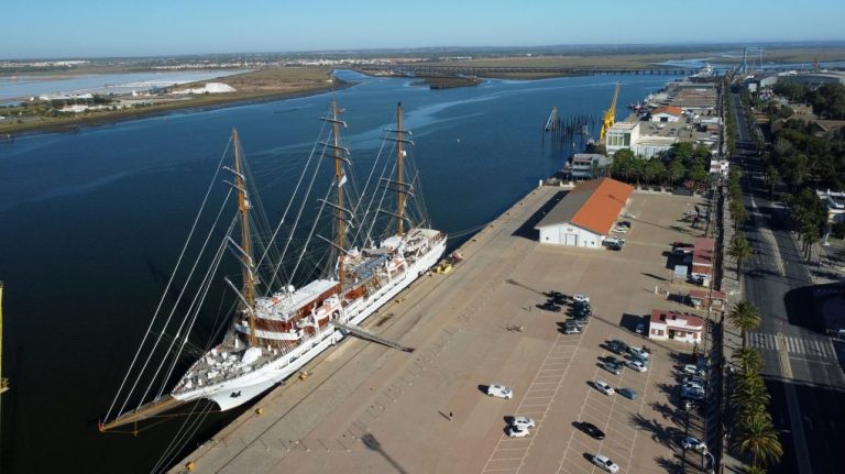Uno de los veleros de cruceros más grandes del mundo hace escala en Huelva