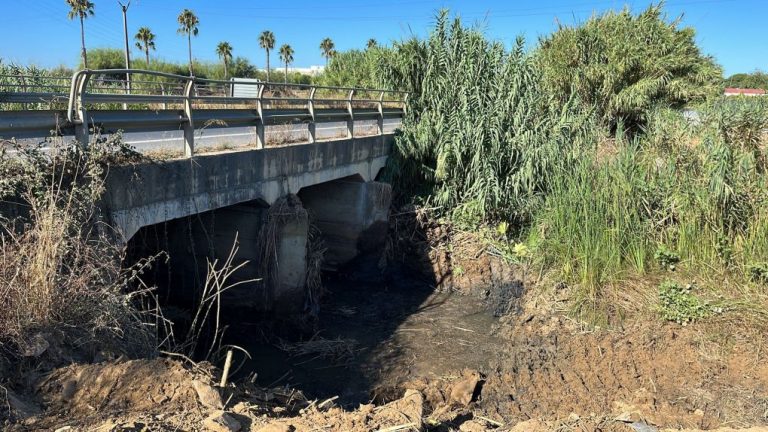 Cartaya procede a la limpieza del arroyo de La Pontezuela
