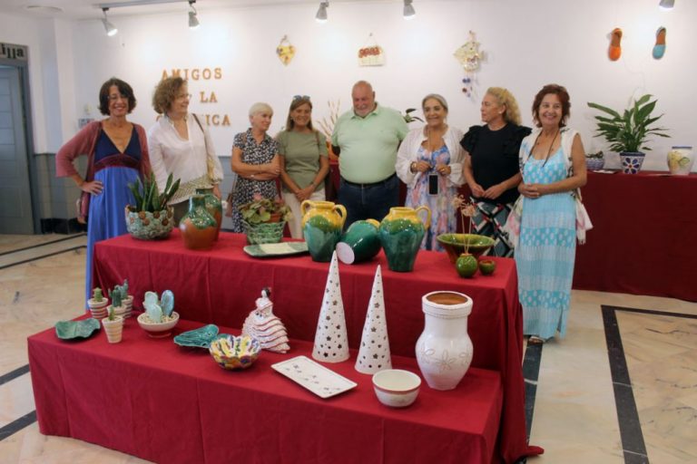 ‘Amigos de la Cerámica’ de Cartaya expone sus creaciones en el Centro de la Villa