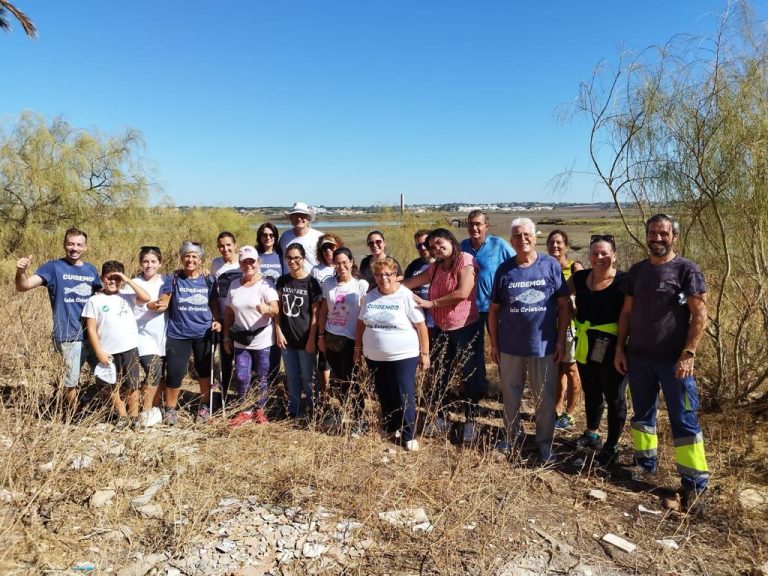 Retiran sofás, colchones, carros de compra y 1.000 kilos de basura de las marismas Isla Cristina