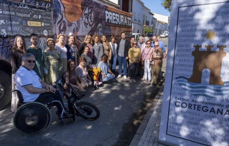 La presidenta de la Diputación da la bienvenida en Cortegana al Autobús de la Repoblación