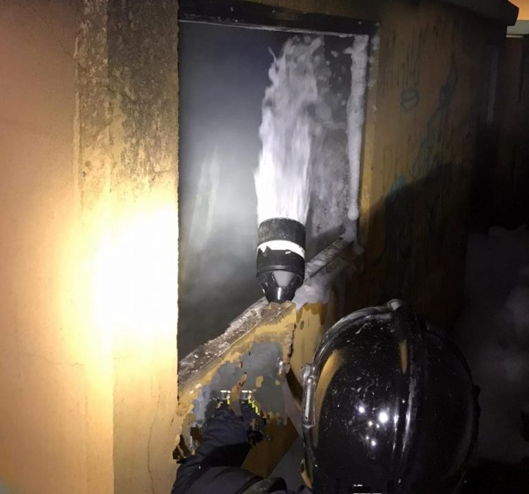Un incendio arrasa un transformador eléctrico en Gibraleón