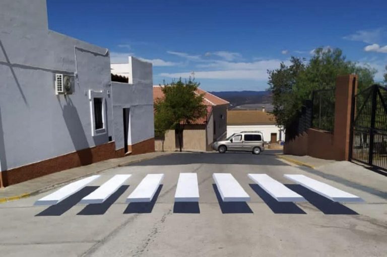 El Campillo sorprende con un original paso de peatones que parece levitar sobre el suelo