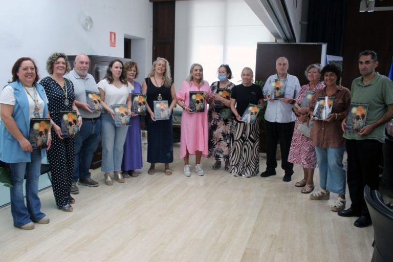 Cartaya presenta la Revista de su Feria de Octubre, que se reparte desde este martes