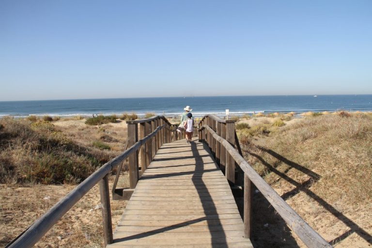 La presidenta de la Diputación de Huelva felicita al sector turístico por los buenos datos del verano
