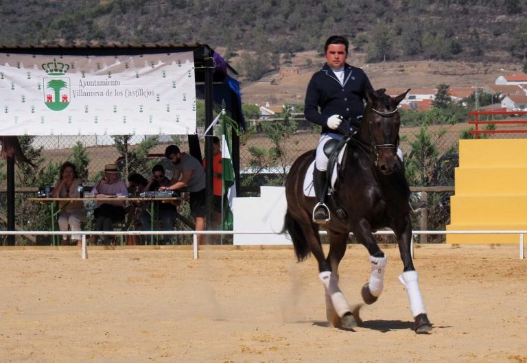 Castillejos estrena las mejoras en su pista hípica con una exhibición en la que participan jinetes de toda la provincia