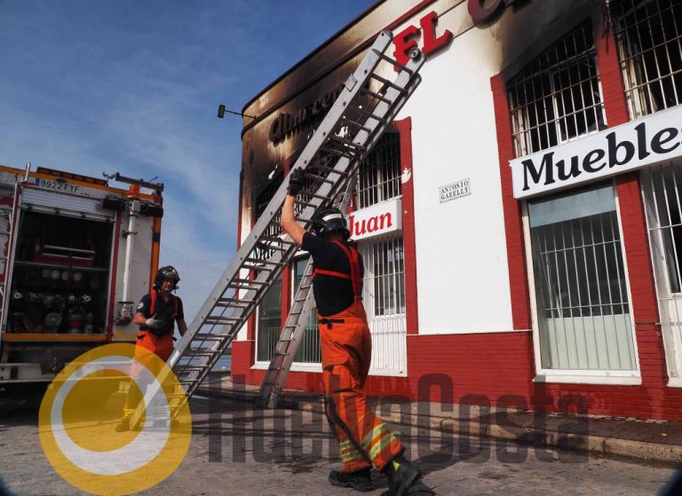 Un fuego arrasa las dos naves supervivientes del último incendio en un polígono en Isla Cristina