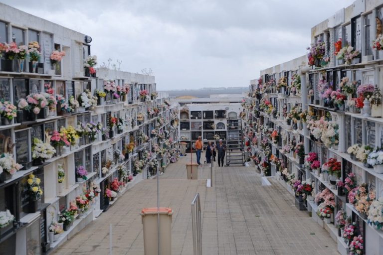 El cementerio municipal de Ayamonte se prepara para el Día de los Difuntos