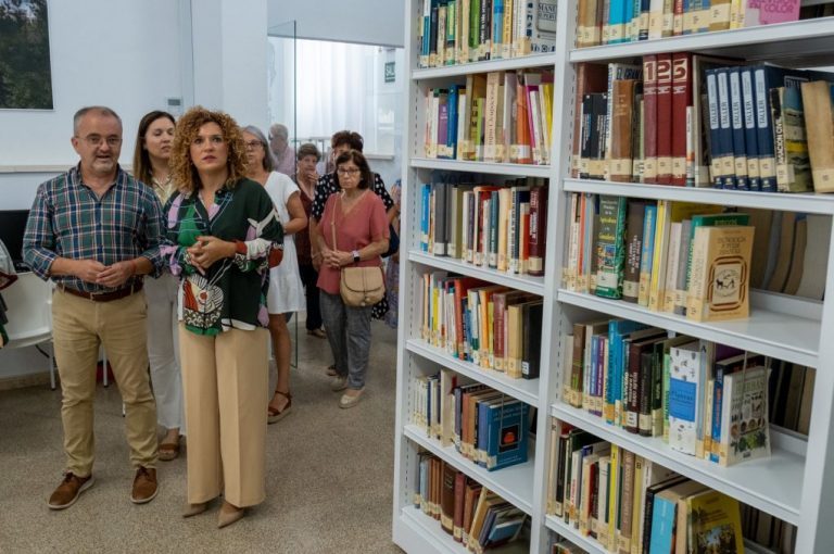La presidenta de la Diputación inaugura la remodelación de la Biblioteca Municipal de Beas