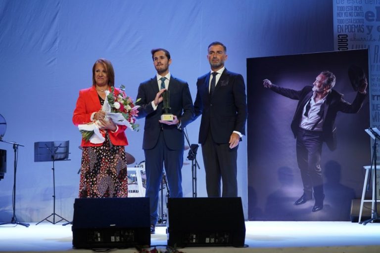 Moguer rinde un emotivo homenaje recientemente desaparecido cantautor local Nicolás Capelo