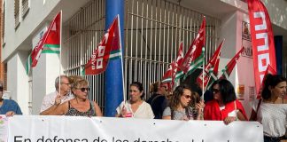 CCOO se concentra en el IES Pablo Neruda de Huelva para exigir que se cubran las vacantes en el centro