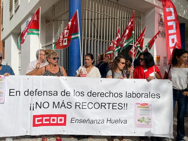 CCOO se concentra en el IES Pablo Neruda de Huelva para exigir que se cubran las vacantes en el centro
