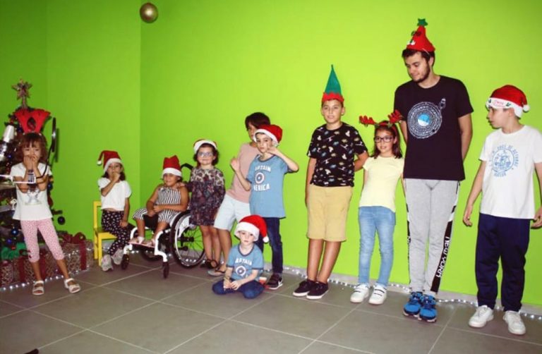 Menores con discapacidad de Huelva preparan una canción navideña inclusiva para ‘Un mundo más amable’