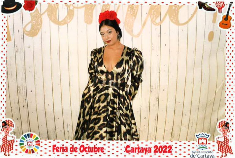 Clara Guerrero gana el primer premio a la mujer vestida de flamenca en la pasada Feria de Octubre de Cartaya