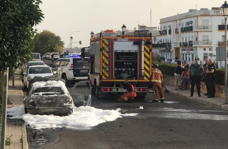 Un fuego calcina un vehículo en Lepe