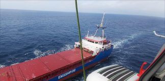 Evacúan en helicóptero a un tripulante de un buque letón tras sufrir una apoplejía frente a las costas de Huelva