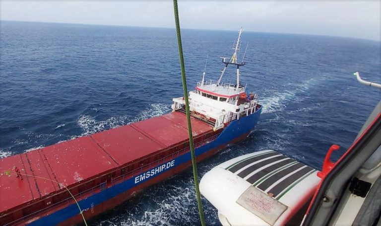 Evacúan en helicóptero a un tripulante de un buque letón tras sufrir una apoplejía frente a las costas de Huelva