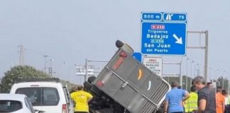 Dos caballos quedan atrapados bajo el remolque que los transportaba en San Juan del Puerto