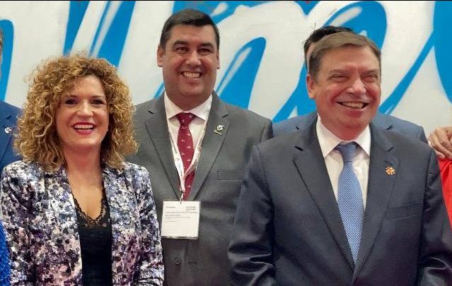 María Eugenia Limón acompaña al ministro de Agricultura en su visita al stand de FresHuelva en Fruit Attraction