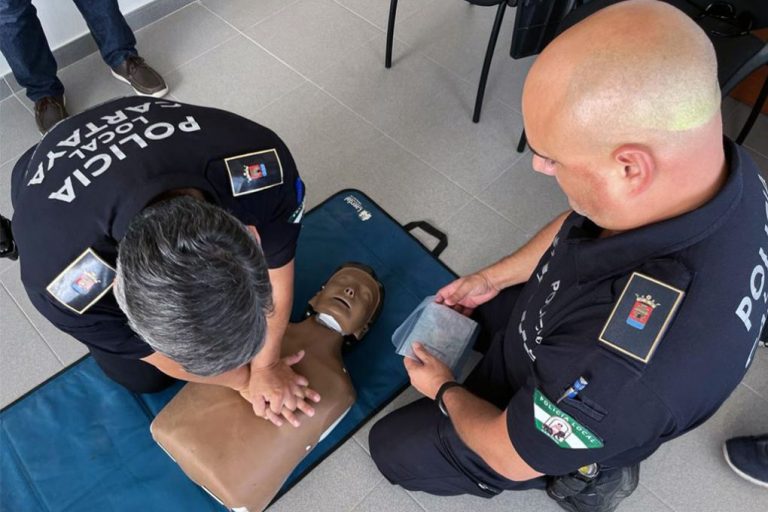 La Policía Local de Cartaya recibe formación para usar los nuevos desfibriladores y salvar vidas