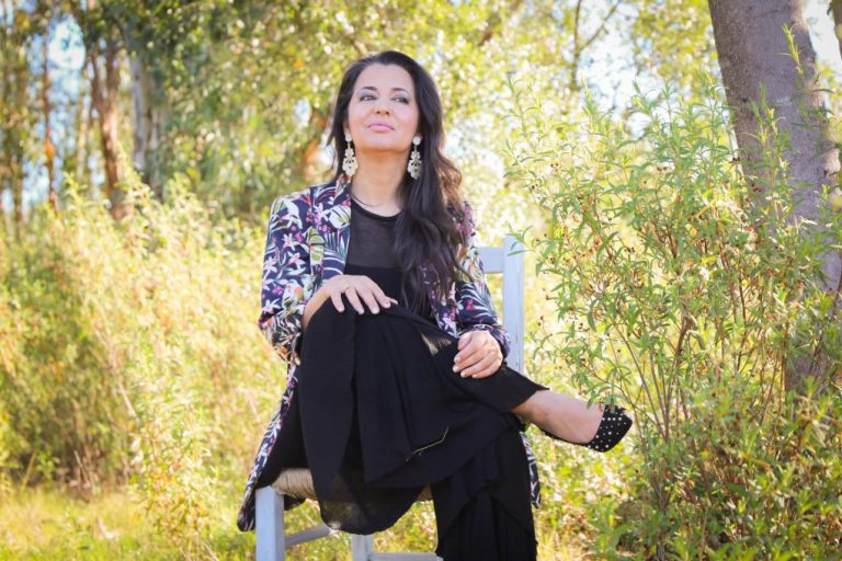 La cantaora onubense Olivia Molina presenta este viernes su primer disco en Las Tardes del Foro