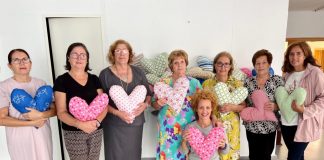 Mayores de Punta Umbría entregan corazones terapéuticos en el Día de la Lucha contra el Cáncer de Mama