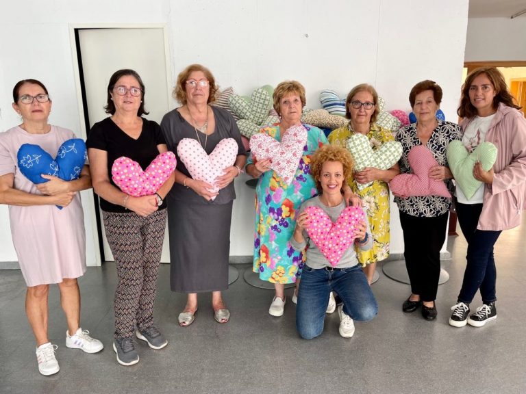 Mayores de Punta Umbría entregan corazones terapéuticos en el Día de la Lucha contra el Cáncer de Mama