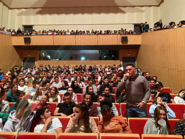 Jóvenes ‘influencers’ relacionadas con el mundo rural comparten vivencias con 500 estudiantes en Aracena