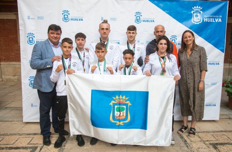 El alcalde recibe a 7 campeones onubenses de kick boxing que han logrado el oro en categorías nacionales