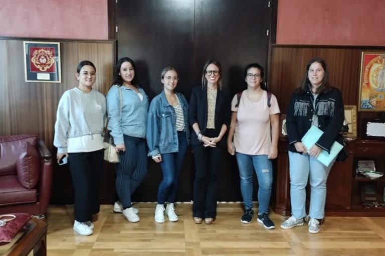 El Ayuntamiento incorpora desde este lunes a los colegios de Ayamonte cinco monitoras de educación infantil