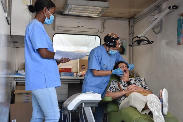 Mayores de Punta Umbría reciben atención bucodental gratuita