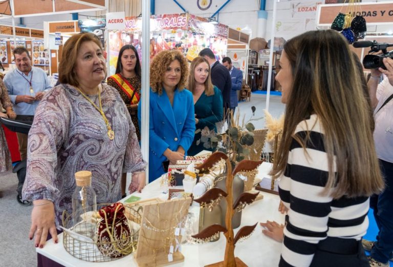 Limón destaca la feria de Tosantos de Niebla por la promoción de los recursos endógenos de la comarca