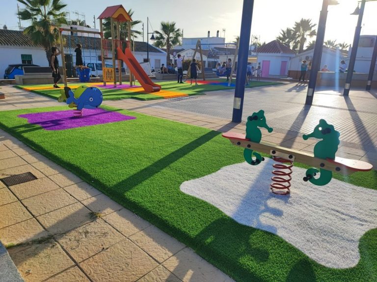 La barriada de Pescadores de La Antilla estrena parques infantil y para mayores