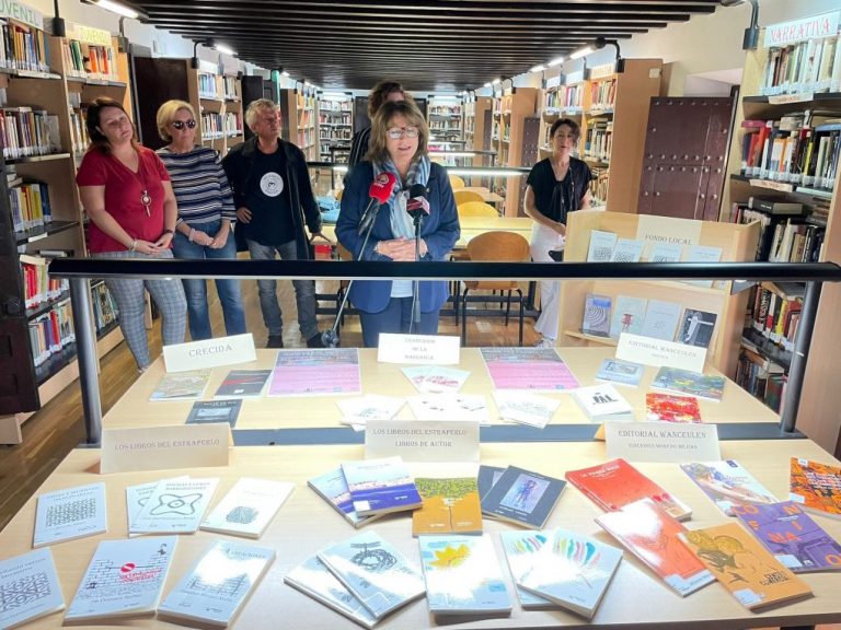 ‘Poetas del Guadiana’ cede 60 libros a la biblioteca municipal de Ayamonte