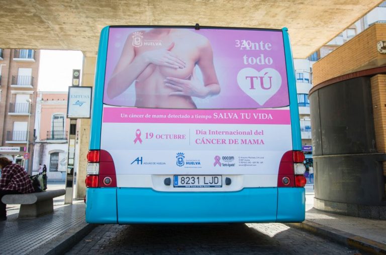 Los buses de Emtusa se visten de rosa para concienciar sobre la autoexploración para prevenir el cáncer de mama