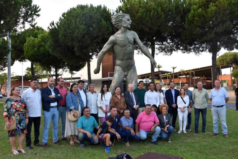 Punta Umbría inaugura el monumento al fútbol cedido por el Recreativo de Huelva