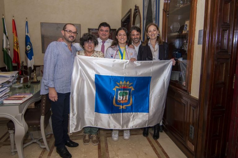 El alcalde recibe a Lucía García, piragüista onubense que ha logrado el  Bronce en el Mundial de Barco Dragón