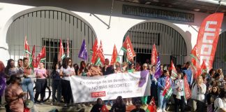 Concentración en el IES San Blas de Aracena para exigir que se cubran las vacantes en el centro