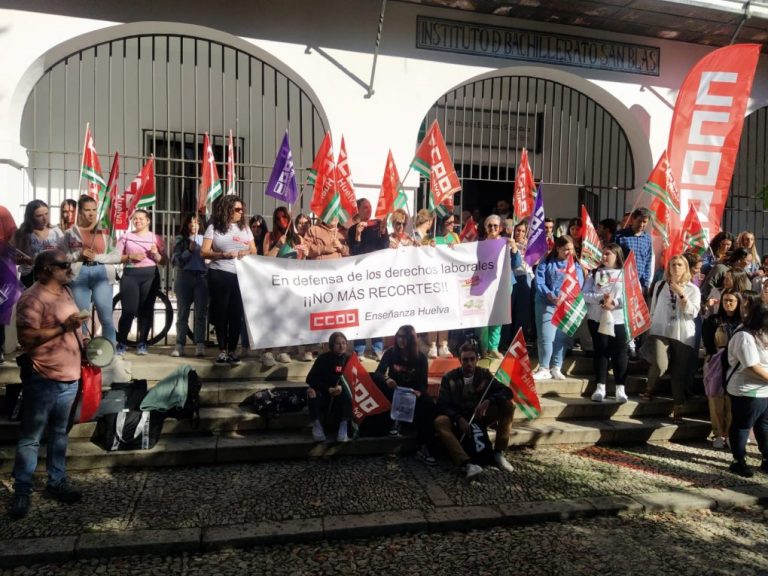 Concentración en el IES San Blas de Aracena para exigir que se cubran las vacantes en el centro