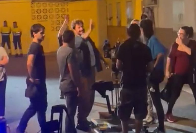 Manuel Carrasco desata la locura entre los vecinos de su barrio de Isla Cristina, donde graba estos días un videoclip