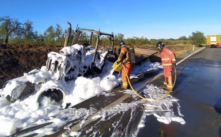 Bomberos del parque de Almonte sofocan un incendio que calcina un tractor con remolque