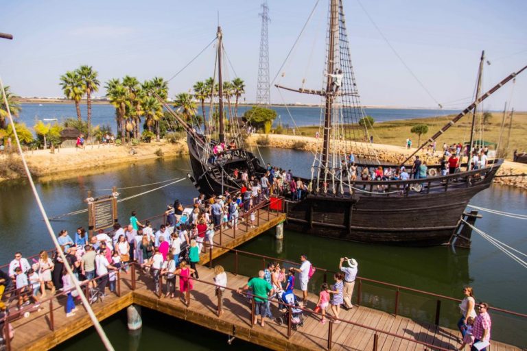 Cientos de onubenses conmemoran el 12 de Octubre en el Muelle de las Carabelas