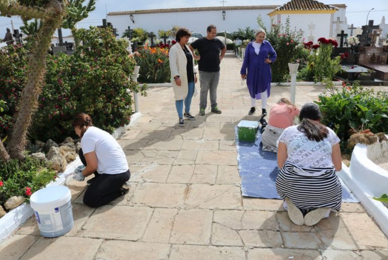 Cartaya refuerza los trabajos de acondicionamiento del Cementerio, que amplía su horario de apertura